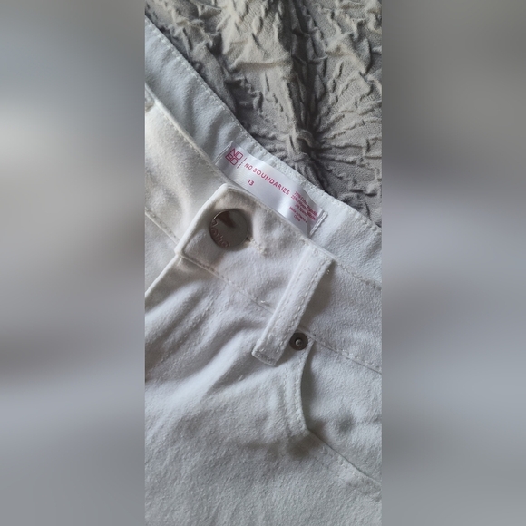 No Boundaries Women's Shorts size 13 - Picture 4 of 5